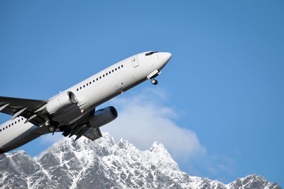 Air,New,Zealand,Plane,Flying,Over,Snow-capped,Mountains